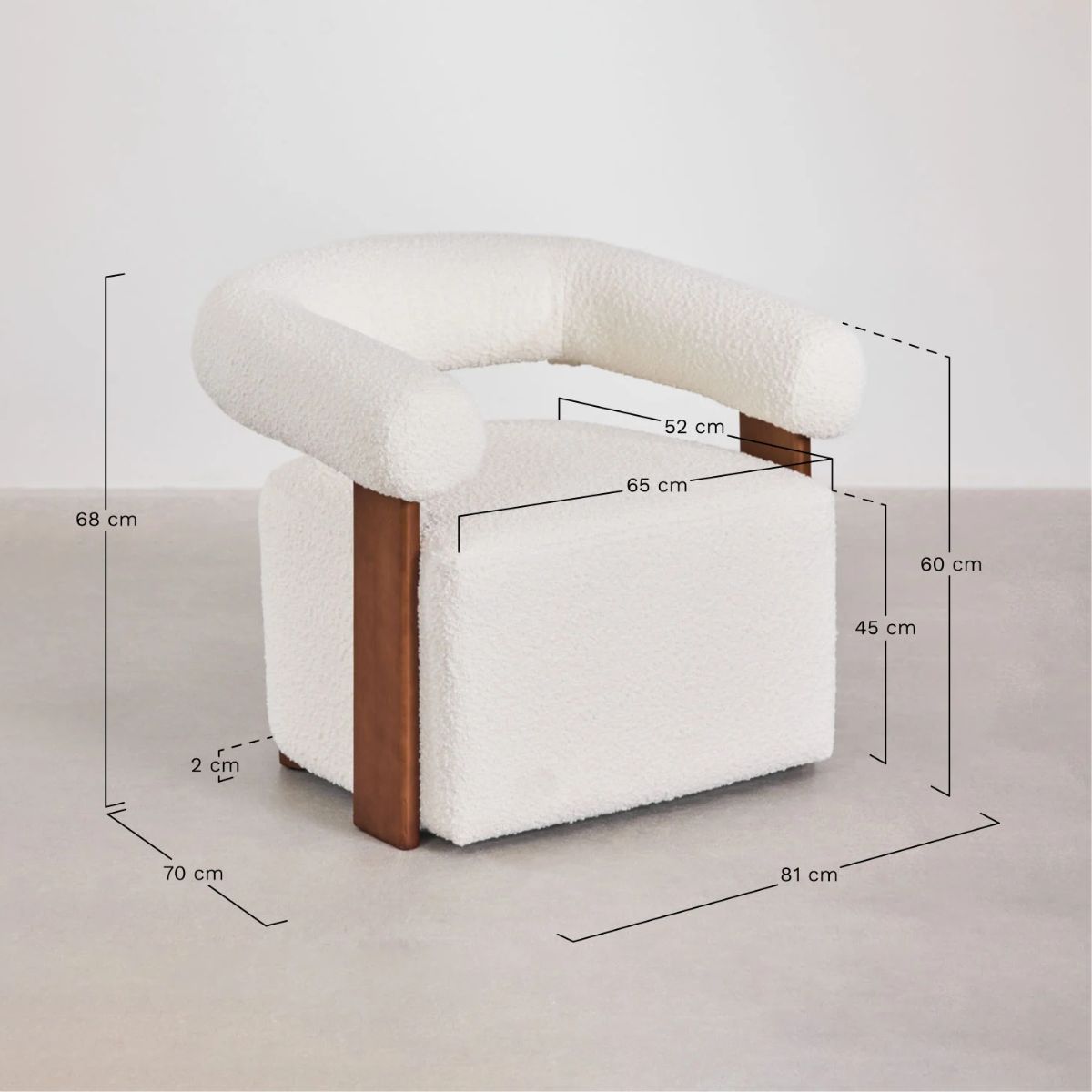 Fauteuil SKLUM en tissu bouclé et bois d'hévéa Mauro