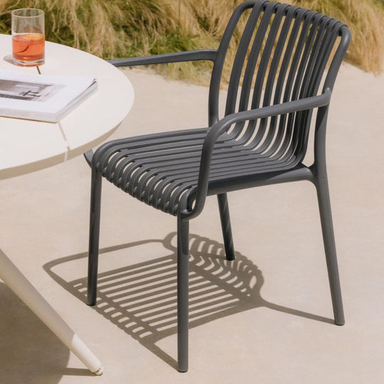 Lot 4 chaises SKLUM Wendell polypropylène accoudoirs jardin