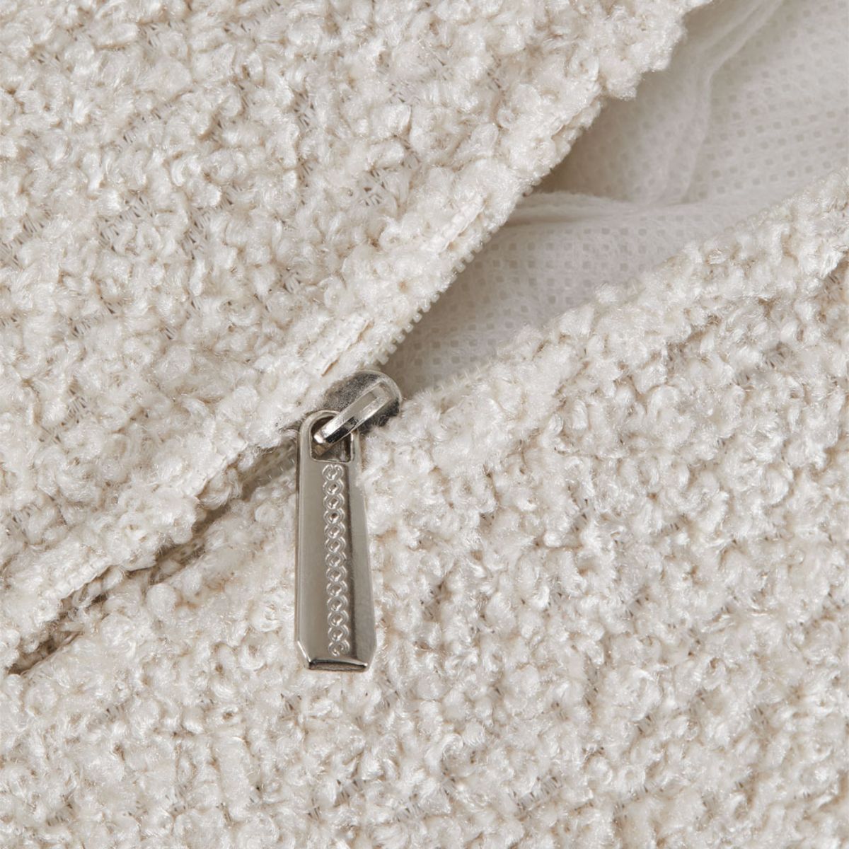 Fauteuil SKLUM Coco en tissu chenille epais blanc