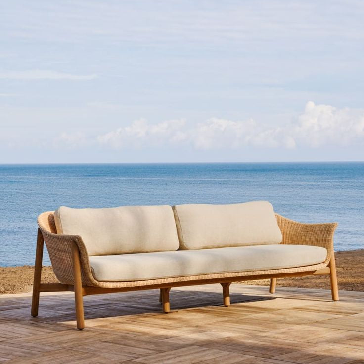 Canapé Galea Kave Home 3 places en bois de teck et rotin synthétique 223 cm FSC 100 %