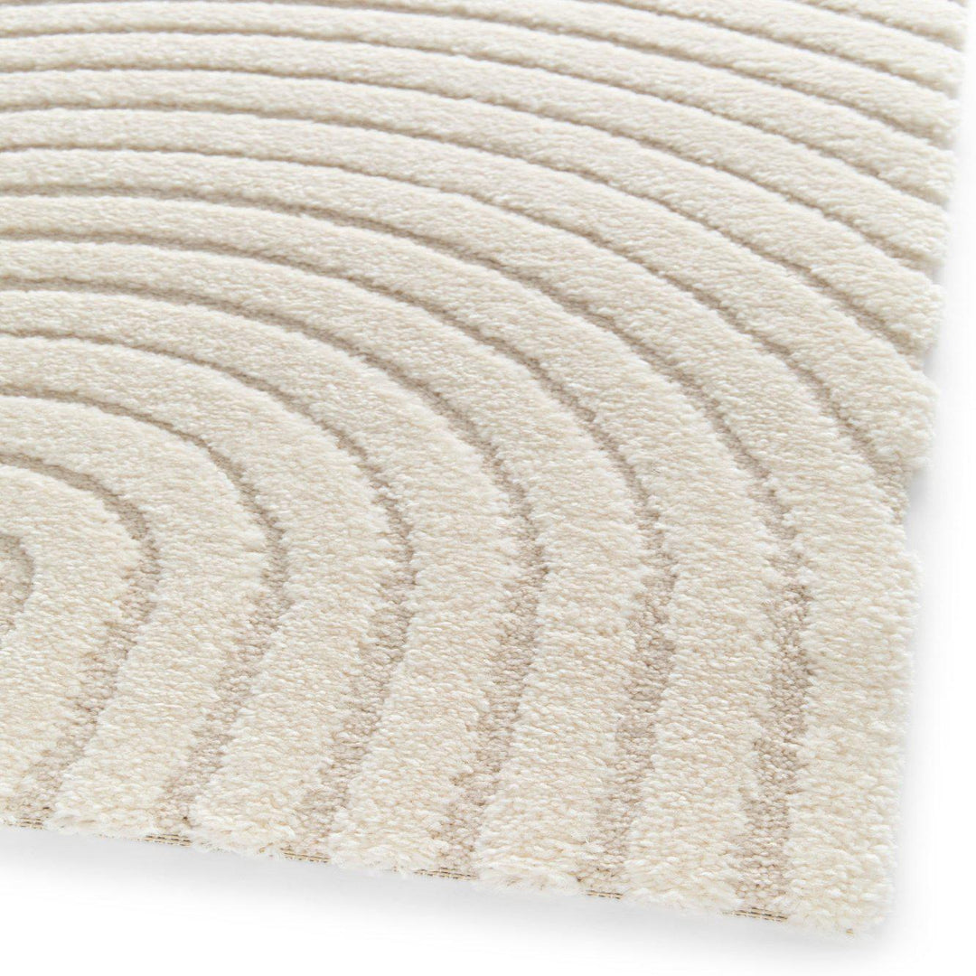 tapis relief graphique crème - hera. Vue 4 du tapis montrant des détails angle.