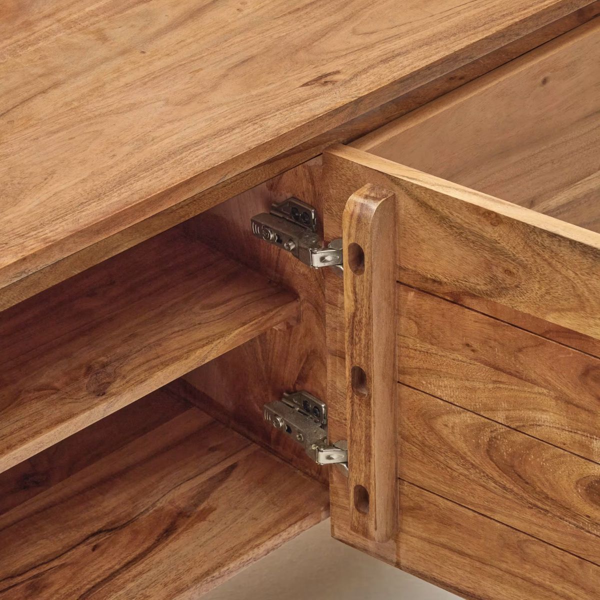 Meuble TV Kave Home Uxue 3 portes en bois d'acacia finition naturelle 150 x 58 cm