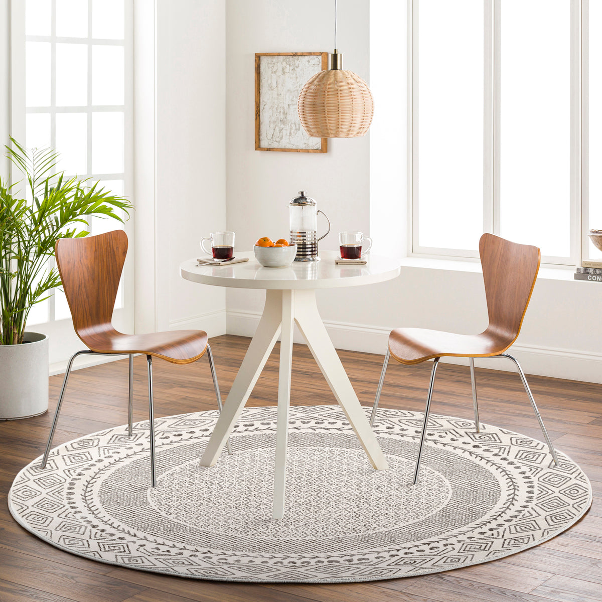 Tapis rond SURYA Monaco géométrique, bordure de losanges anthracite sur fond beige clair