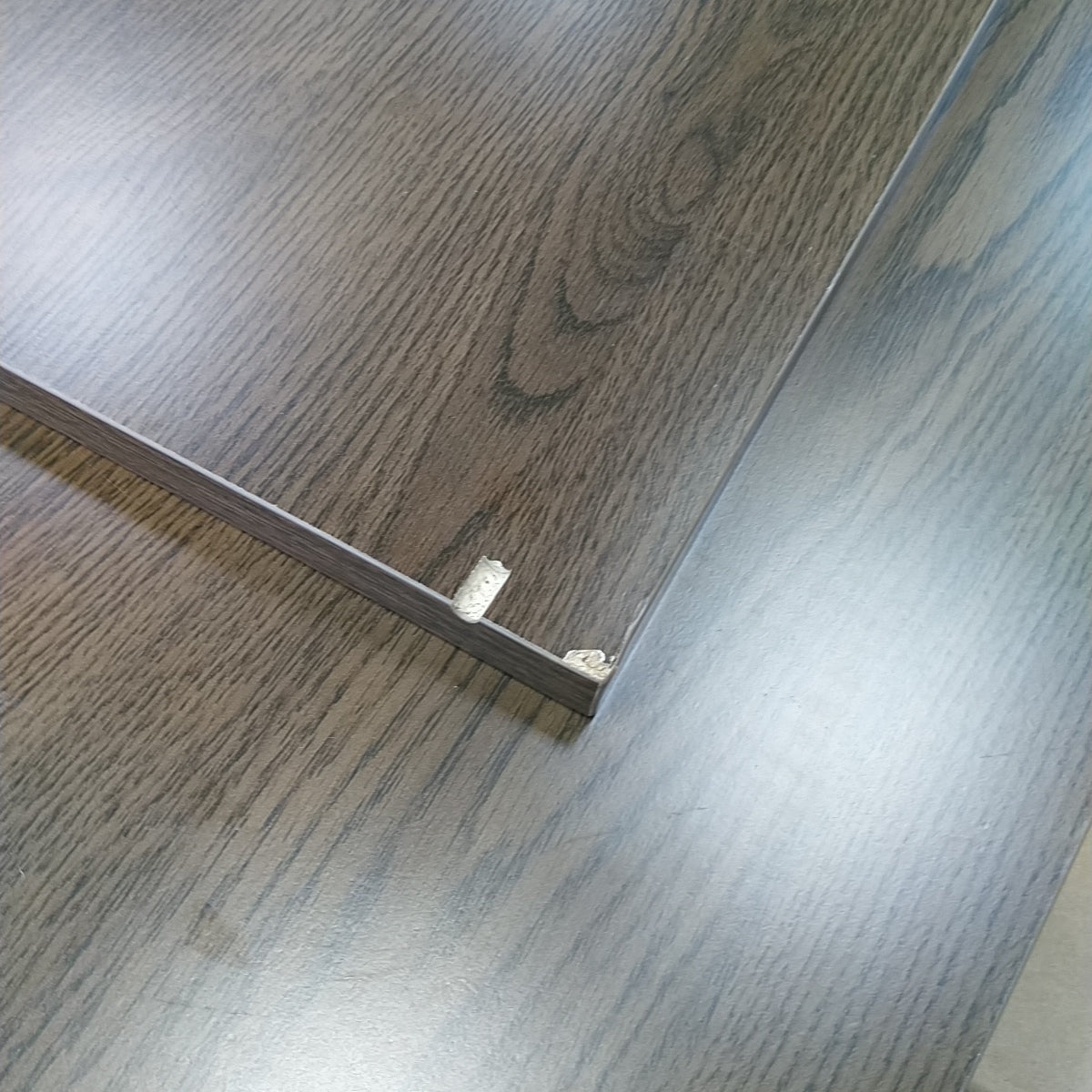 Buffet DRAWER Callan aux portes coulissantes en bois strié