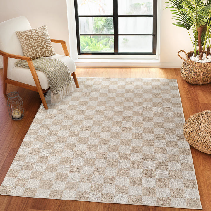 Tapis Surya Izaline shaggy à carreaux beige lavable