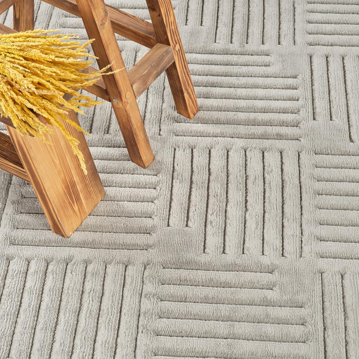 Tapis SURYA Curico scandinave, motif carrés striés en relief, gris, vue 9