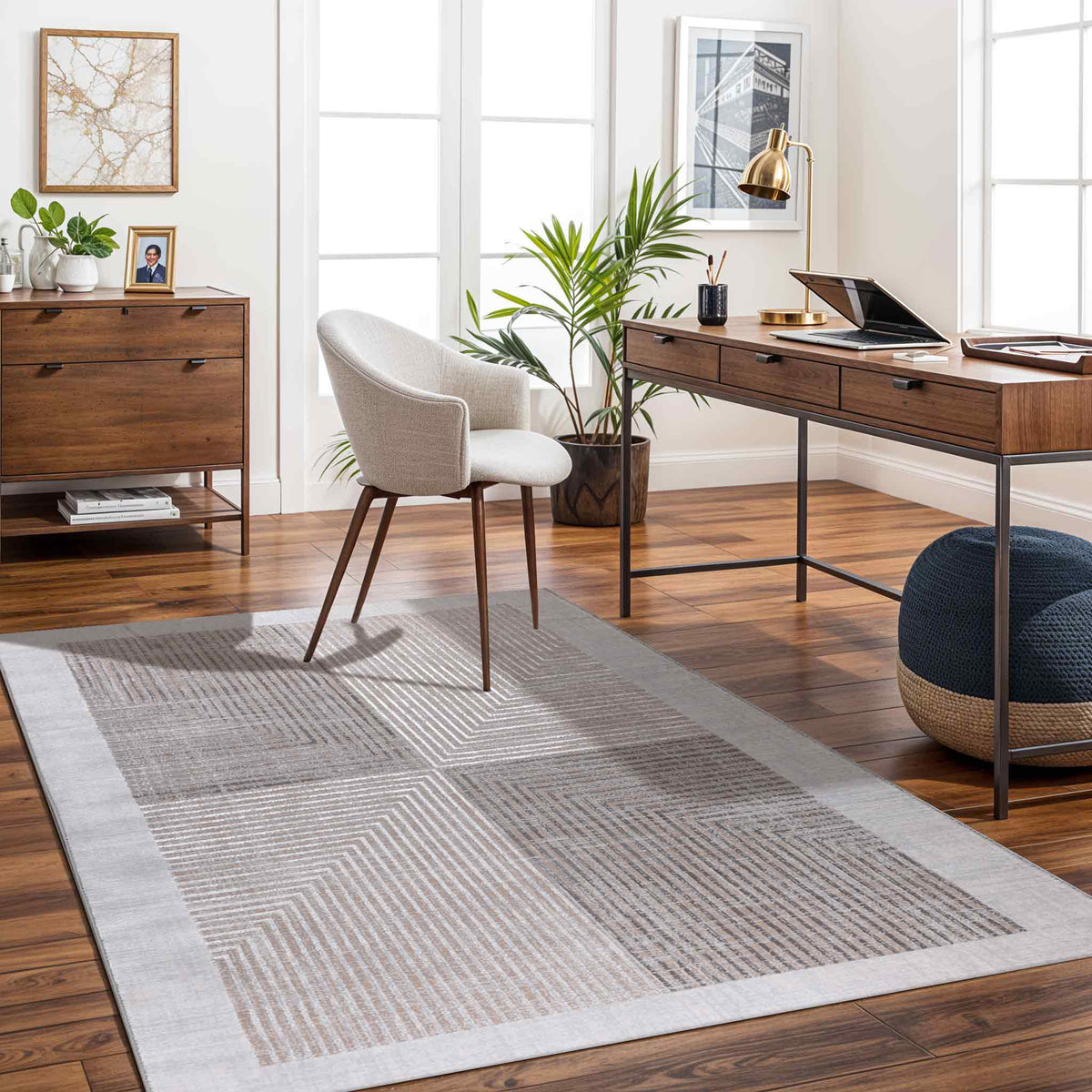 Tapis SURYA Charlestown moderne, blocs géométriques gris et beige à fines lignes, bordure claire