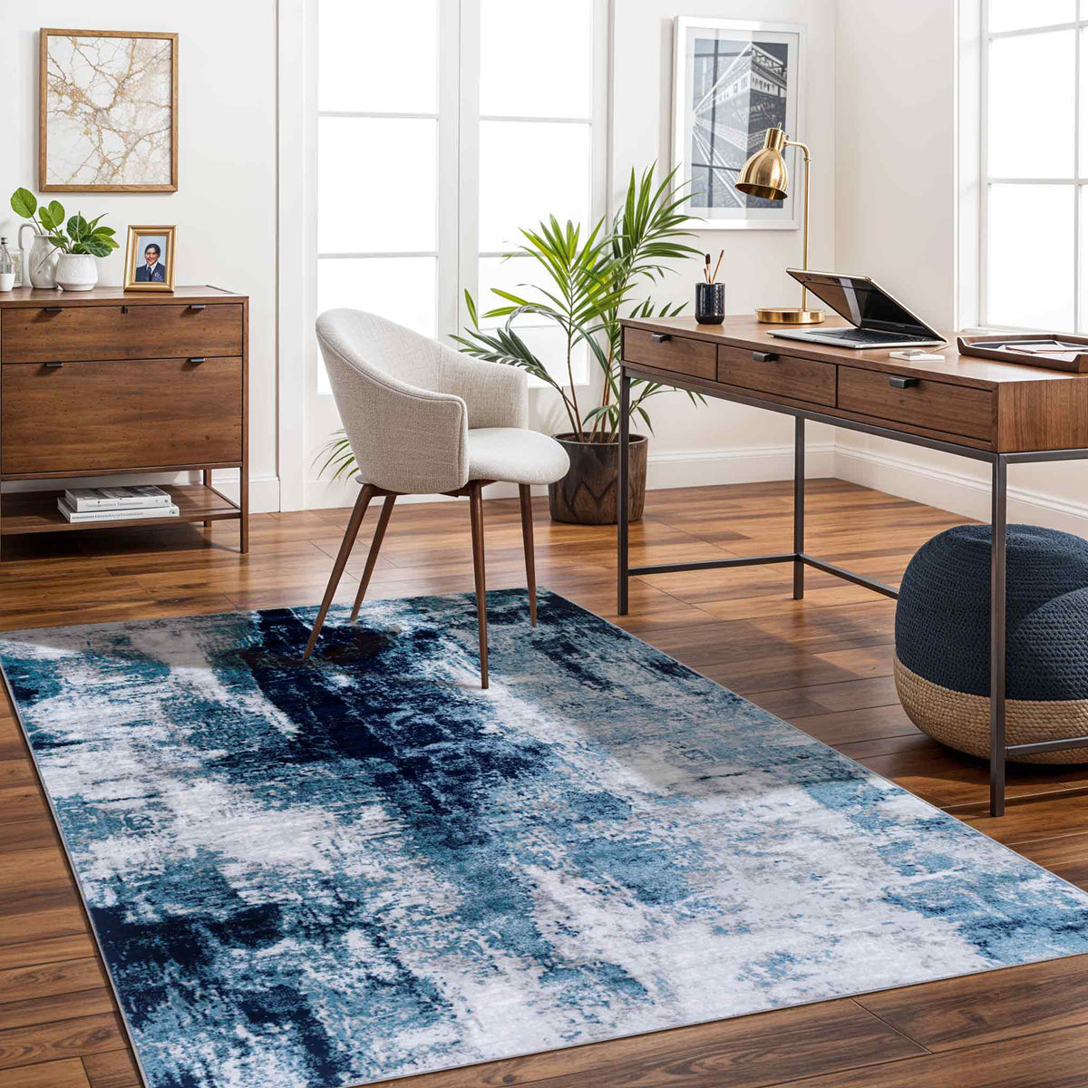 Tapis SURYA Helsinki moderne, motif abstrait façon peinture bleu encre, bleu ciel, gris et blanc, vue 9