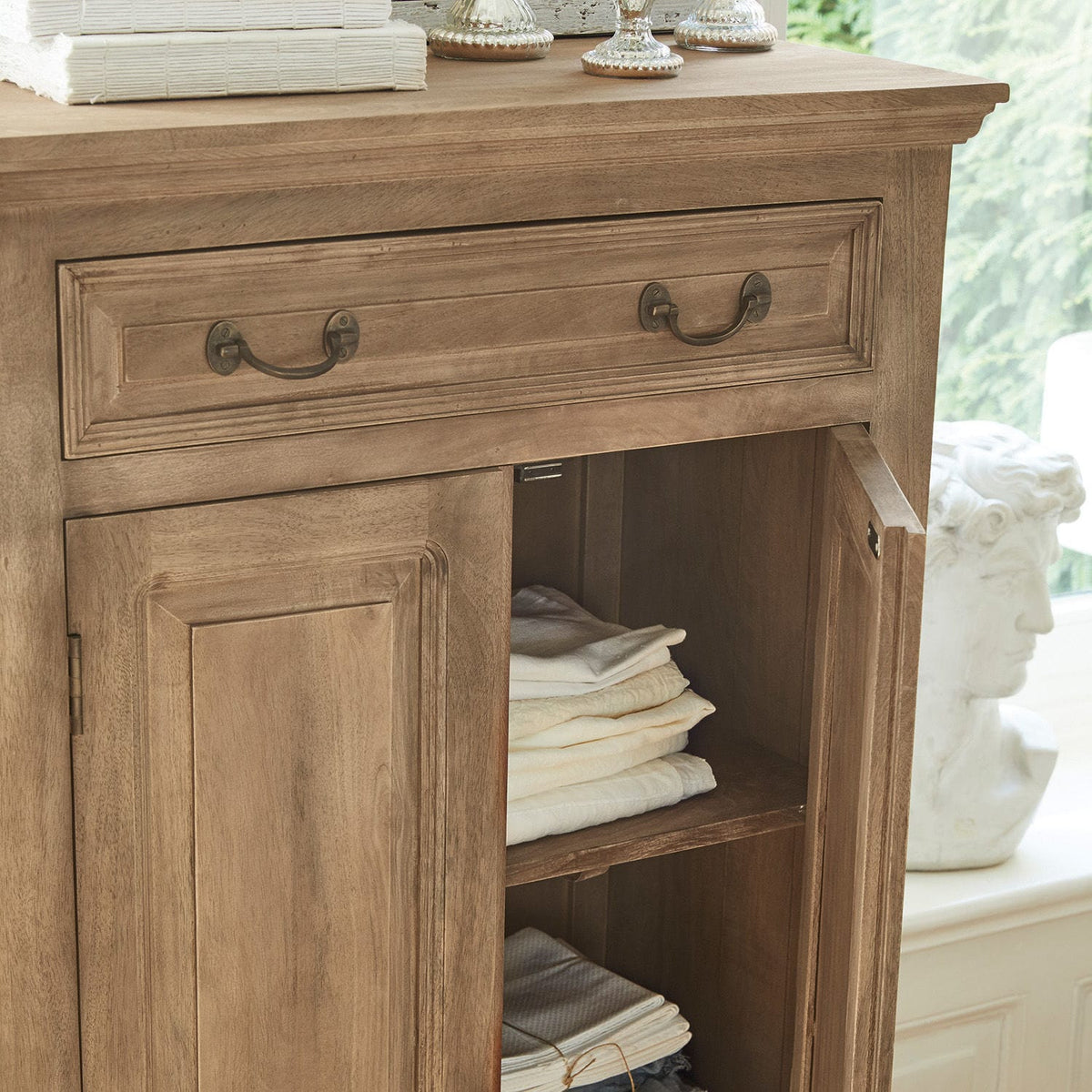 Armoire Loberon BORTONI marron avec pieds — photo produit