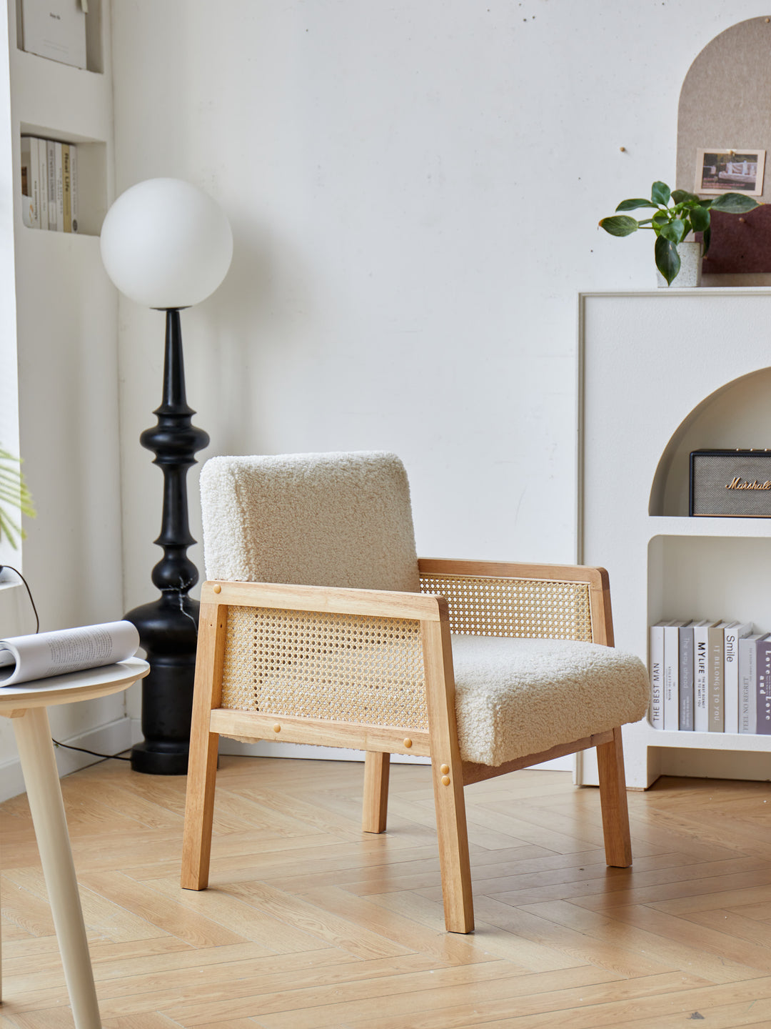 Fauteuil de salon Nordlys en bois massif et cannage blanc BORGO