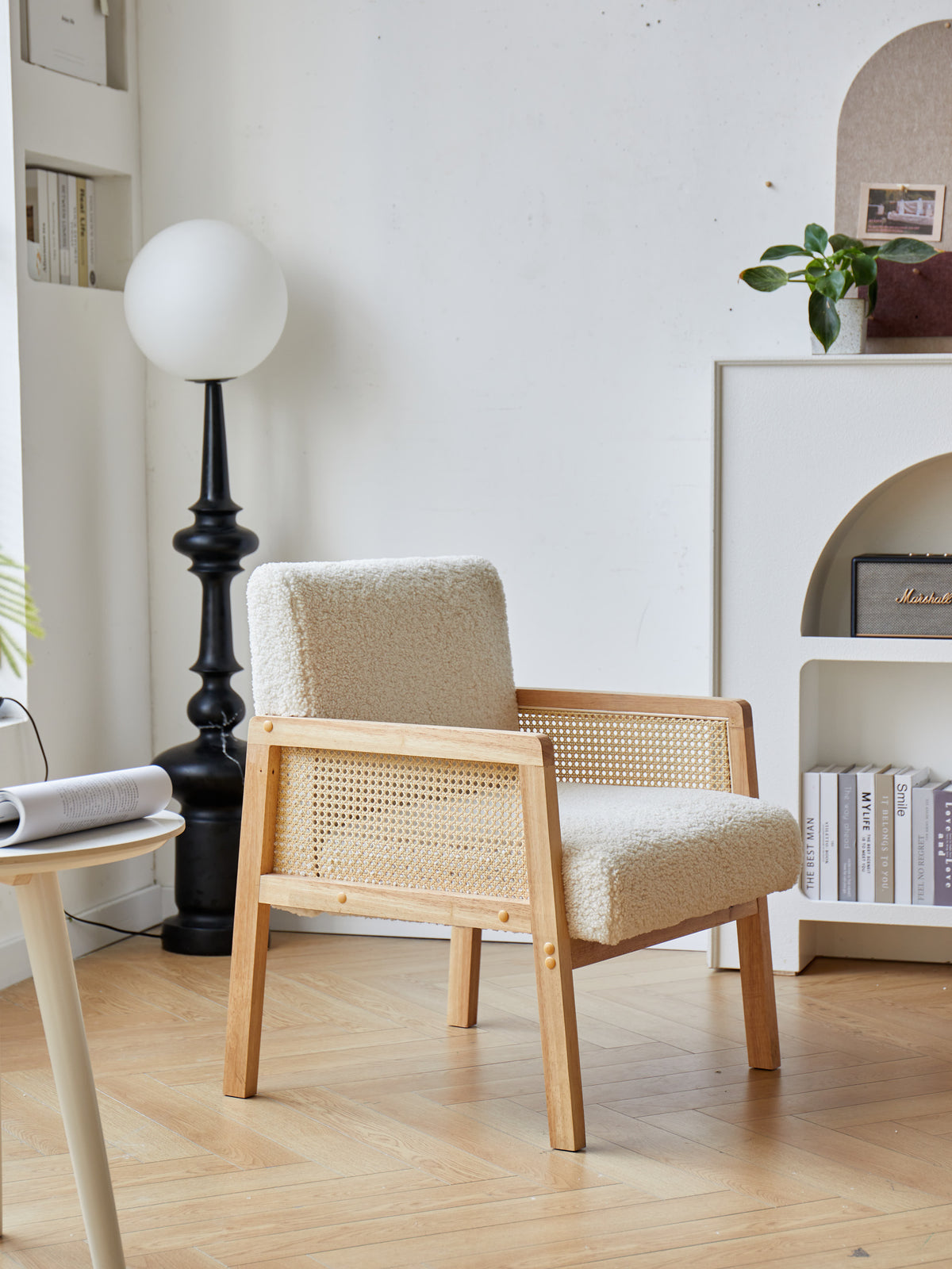 Fauteuil de salon Nordlys en bois massif et cannage blanc BORGO