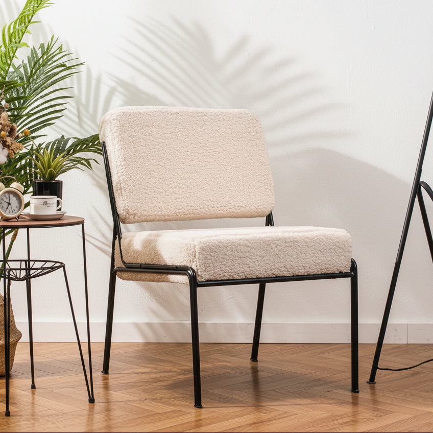 Fauteuil de salon en métal et bouclettes blanches