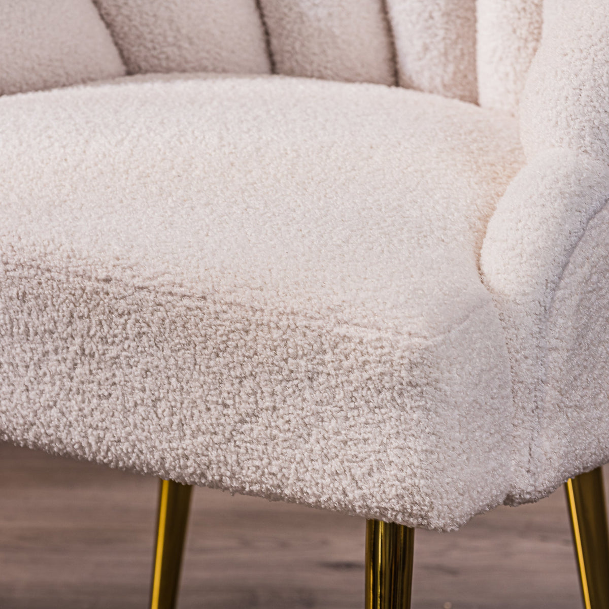Fauteuil retro en métal et bouclettes blanches
