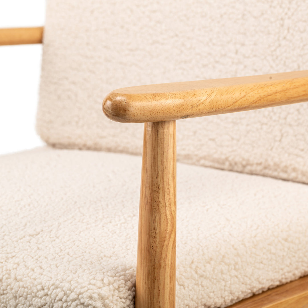 Fauteuil de salon Nordlys en bois massif et bouclettes blanches SURABAYA