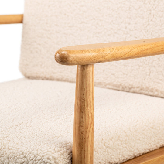 Fauteuil de salon Nordlys en bois massif et bouclettes blanches SURABAYA