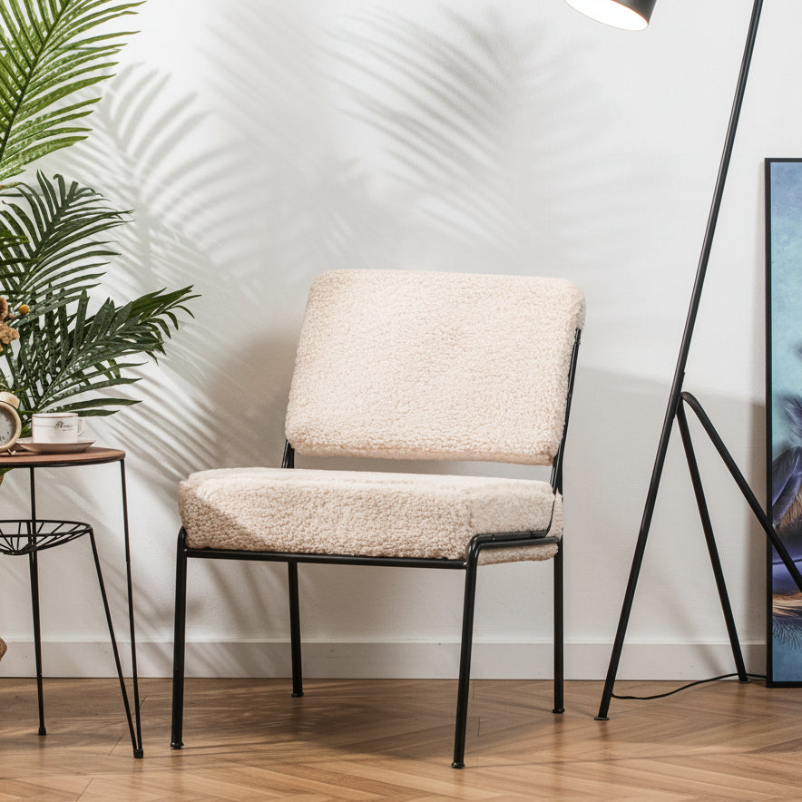 Fauteuil de salon en métal et bouclettes blanches