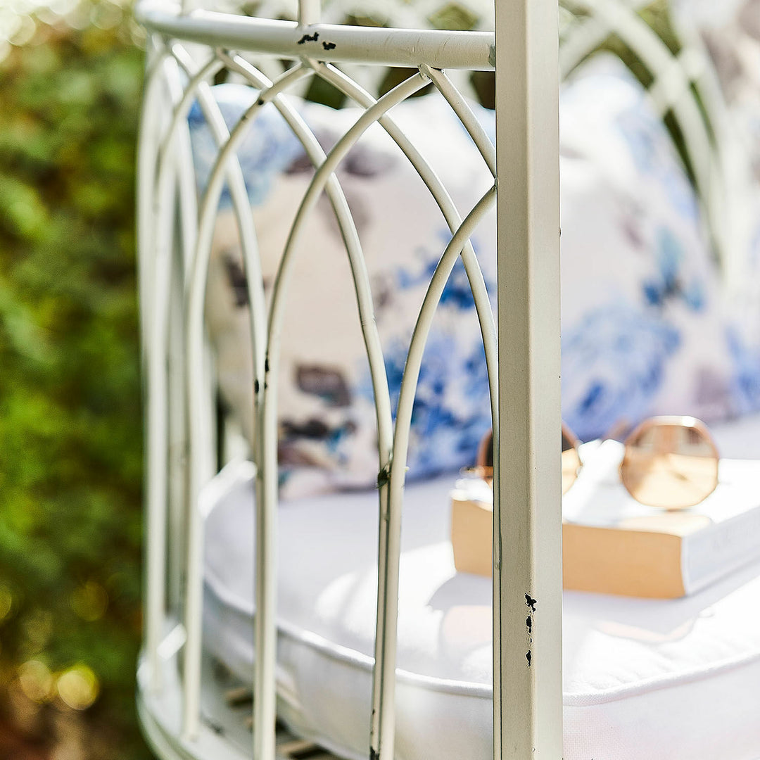 Banc LOBERON Rivandelle en forme de gloriette blanc vieilli — photo produit