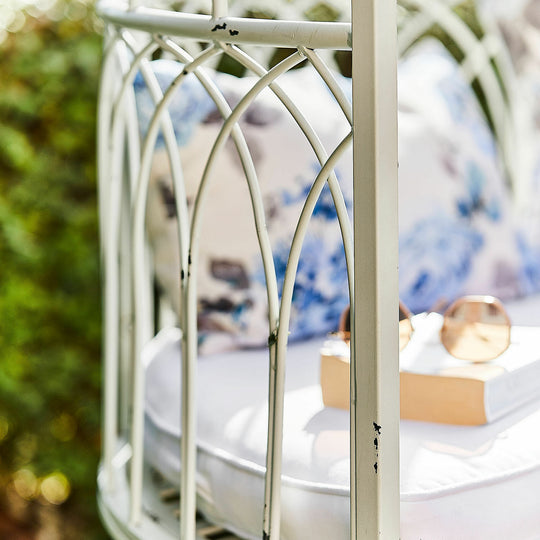 Banc LOBERON Rivandelle en forme de gloriette blanc vieilli — photo produit