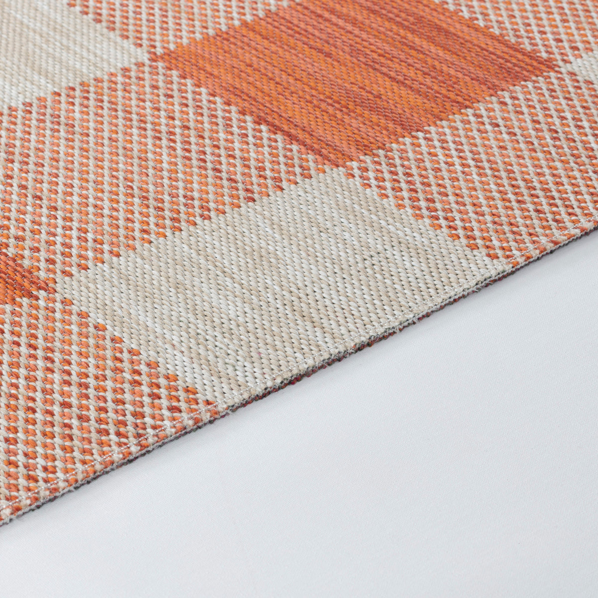 Tapis SURYA Goris extérieur rétro, motif carreaux vichy orange et beige, vue 3