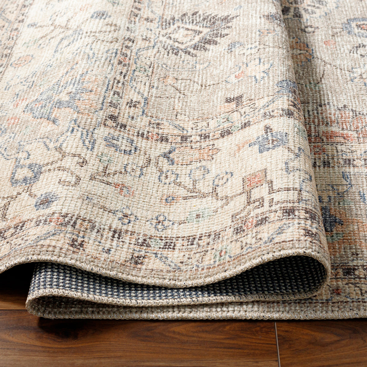Tapis Surya x Becki Owens Davina vintage oriental, motif patiné beige et taupe, vue 4
