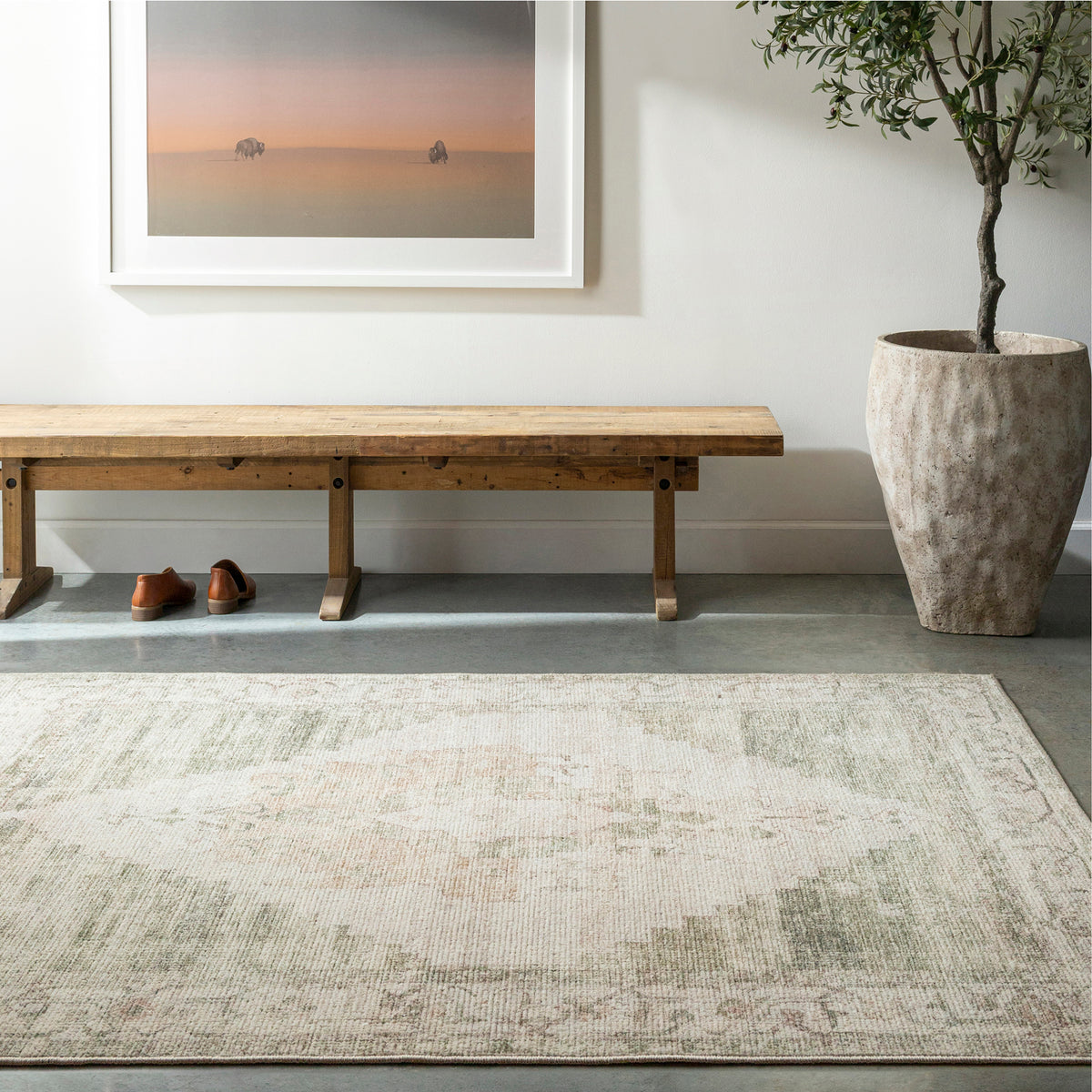 Tapis Surya x Becki Owens Luca vintage oriental, motif délavé vert sauge, ivoire et beige, vue 2
