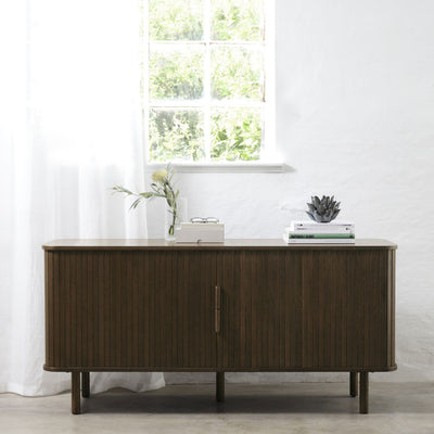Buffet DRAWER Callan aux portes coulissantes en bois strié