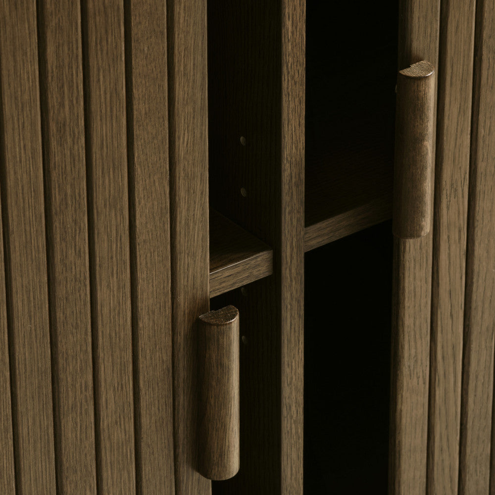 Buffet DRAWER Callan aux portes coulissantes en bois strié