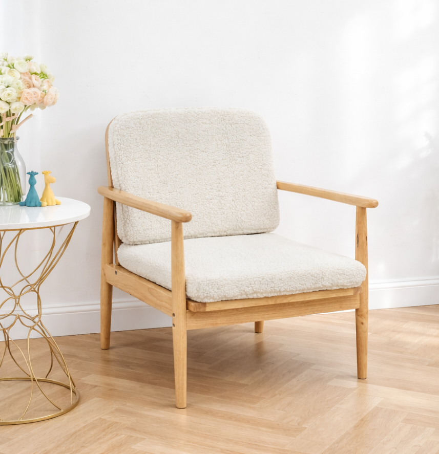 Fauteuil de salon Nordlys en bois massif et bouclettes blanches SURABAYA