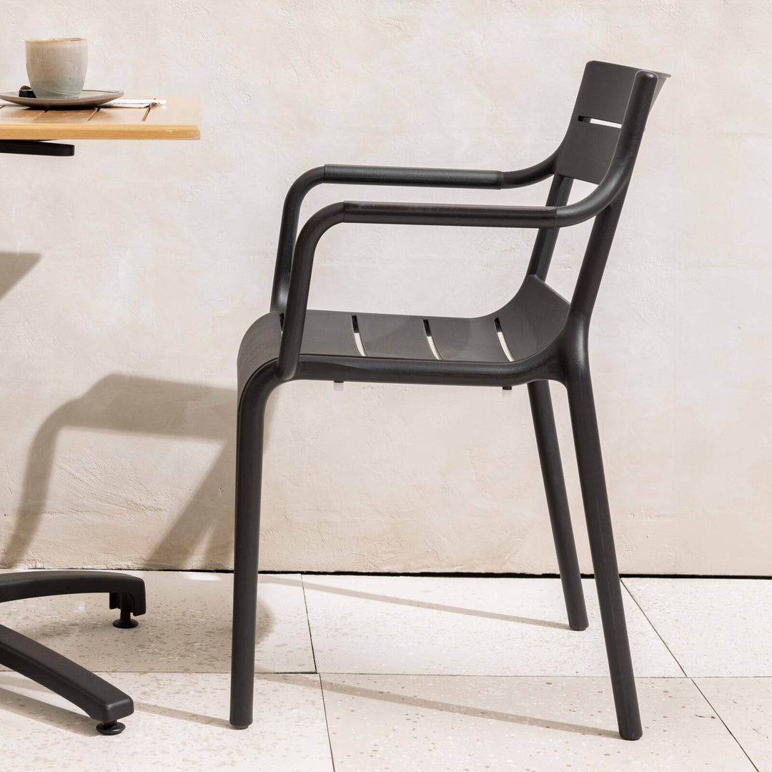 Lot de 4 chaises de jardin en plastique avec accoudoirs Noire PANAME