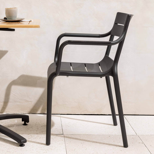Lot de 4 chaises de jardin en plastique avec accoudoirs Noire PANAME