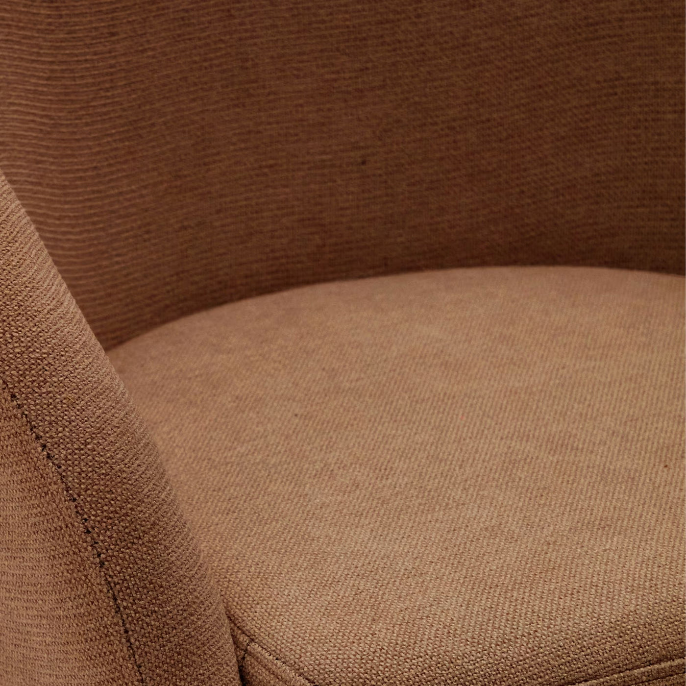 Chaise giratoire KAVE HOME Marvin en tissu chenille marron et pieds en bois de chêne finition noyer