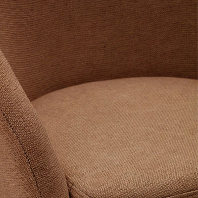 Chaise giratoire KAVE HOME Marvin en tissu chenille marron et pieds en bois de chêne finition noyer