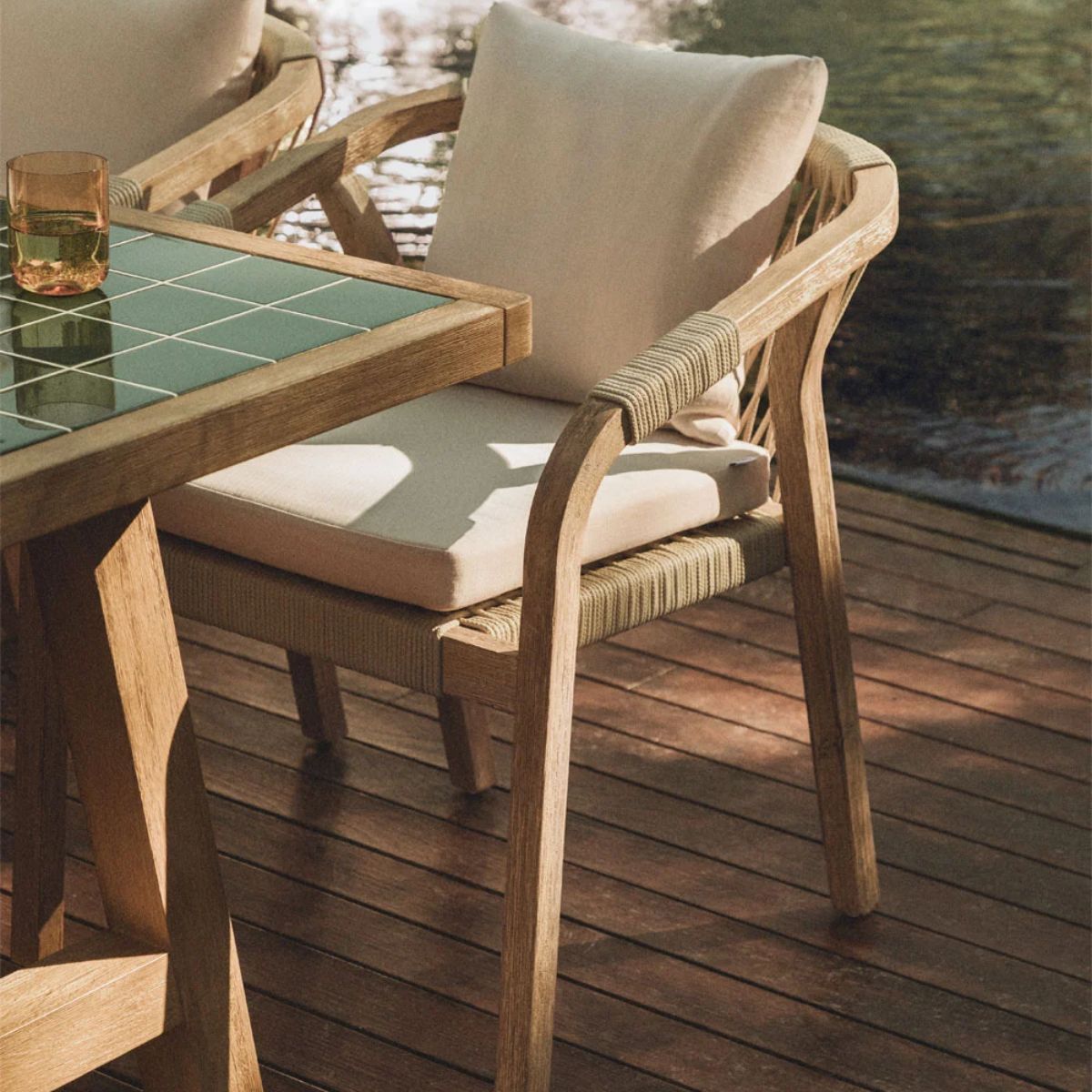 Lot de 2 Chaises SKLUM de Jardin avec Accoudoirs en Bois d'Acacia Dubaï