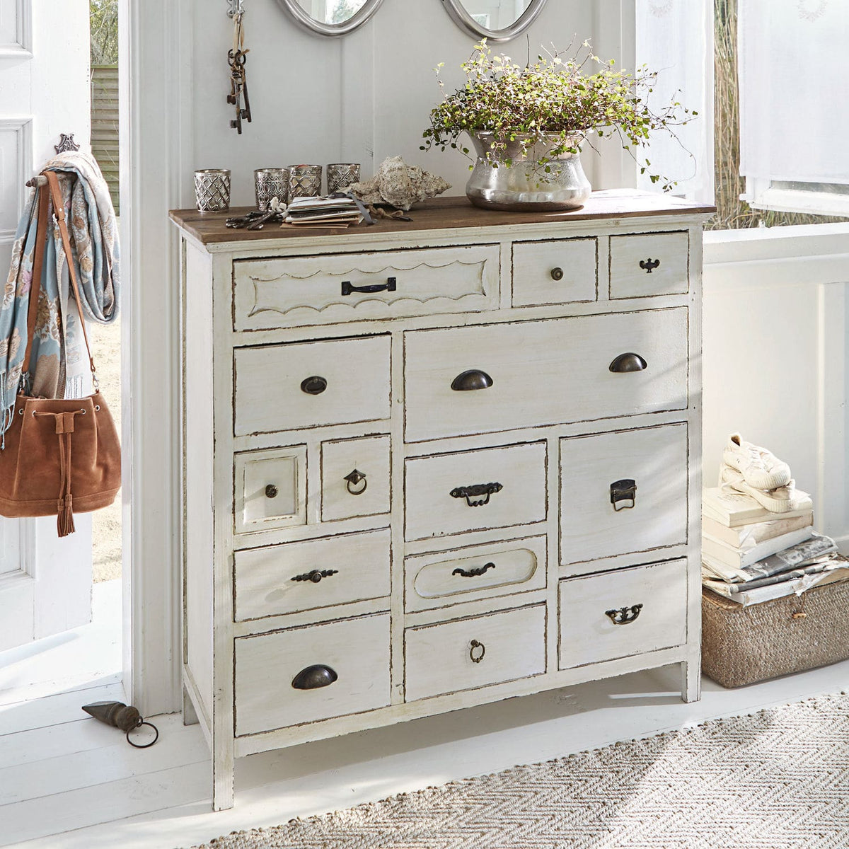 Commode Grayson blanc vieilli plateau bois LOBERON — photo produit