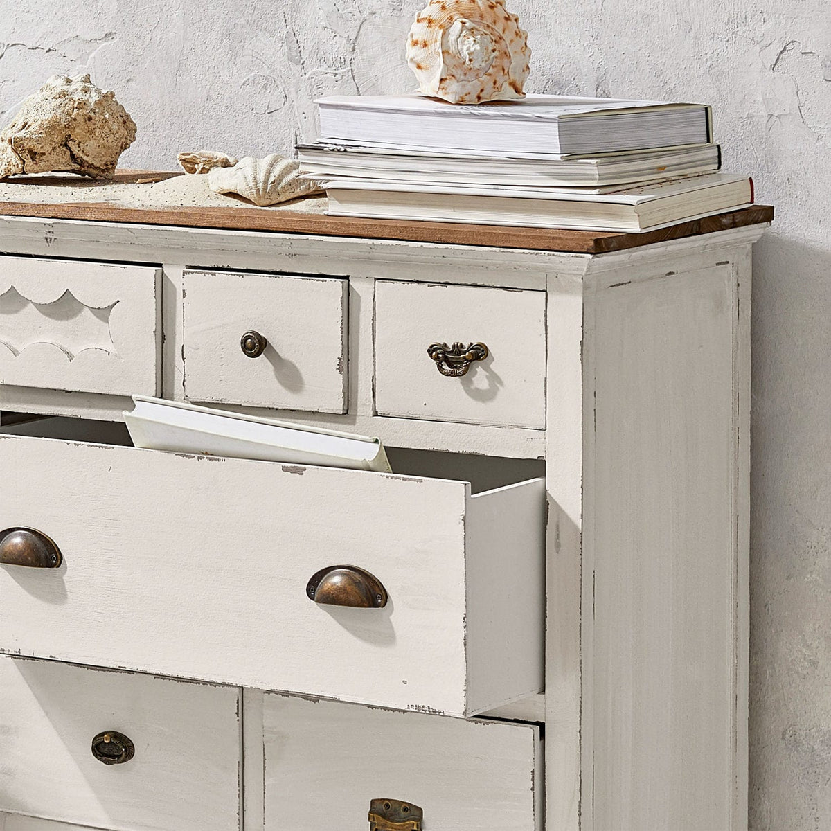 Commode Grayson blanc vieilli plateau bois LOBERON — photo produit