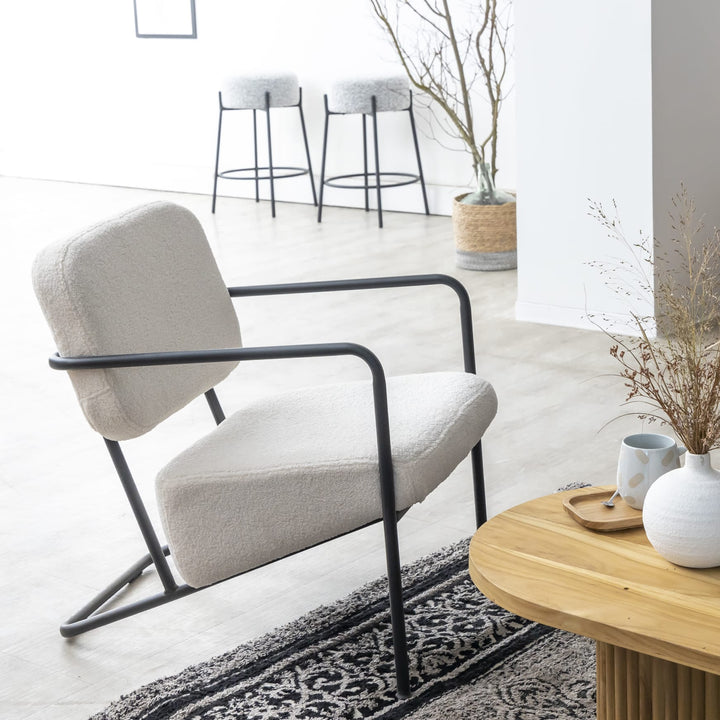 fauteuil blanc avec pieds et accoudoirs en metal