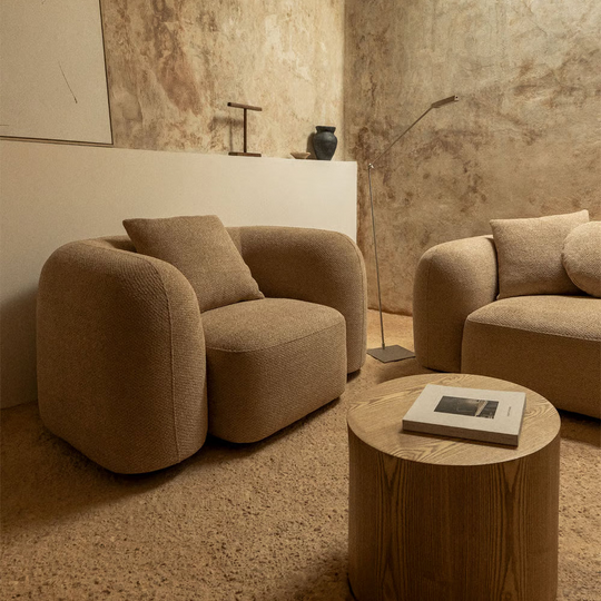 Fauteuil SKLUM Coco en tissu chenille épaisse brun latte