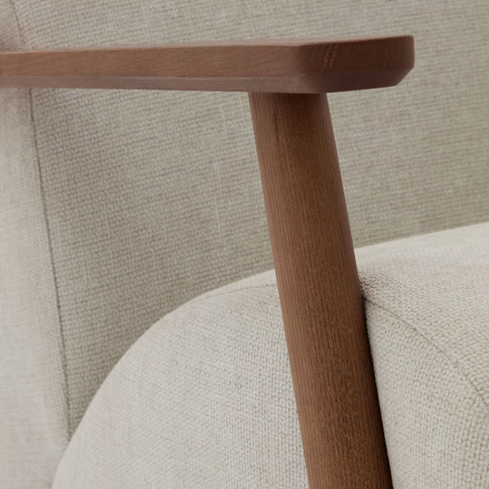 Fauteuil KAVE HOME Meghan en chenille perle et bois de frêne finition noyer
