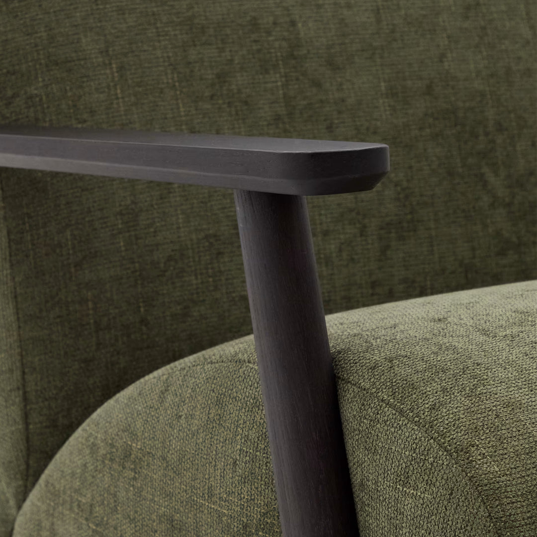 Fauteuil KAVE HOME Meghan en chenille vert et bois de frêne finition noir