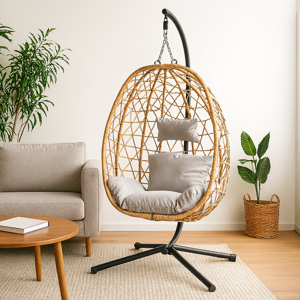 Fauteuil suspendu Cuzco en rotin naturel et coussins gris en intérieur