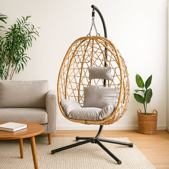 Fauteuil suspendu Cuzco en rotin naturel et coussins gris en intérieur
