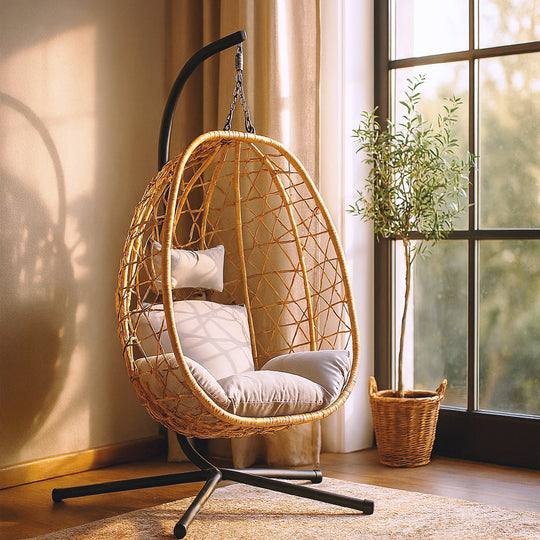 Fauteuil suspendu Cuzco en rotin naturel et coussins gris en intérieur mise en situation