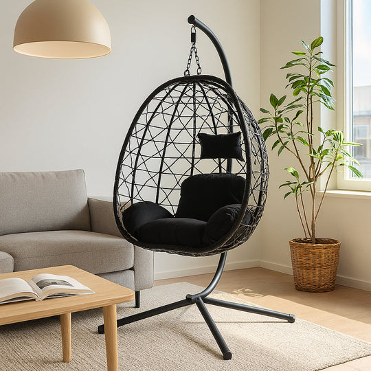 Fauteuil suspendu Cuzco en rotin noir en intérieur mise en situation salon