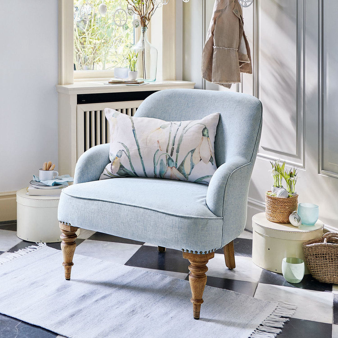 Fauteuil Ainsley bleu ciel en tissu pieds bois — photo produit