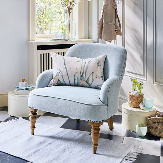 Fauteuil Ainsley bleu ciel en tissu pieds bois — photo produit