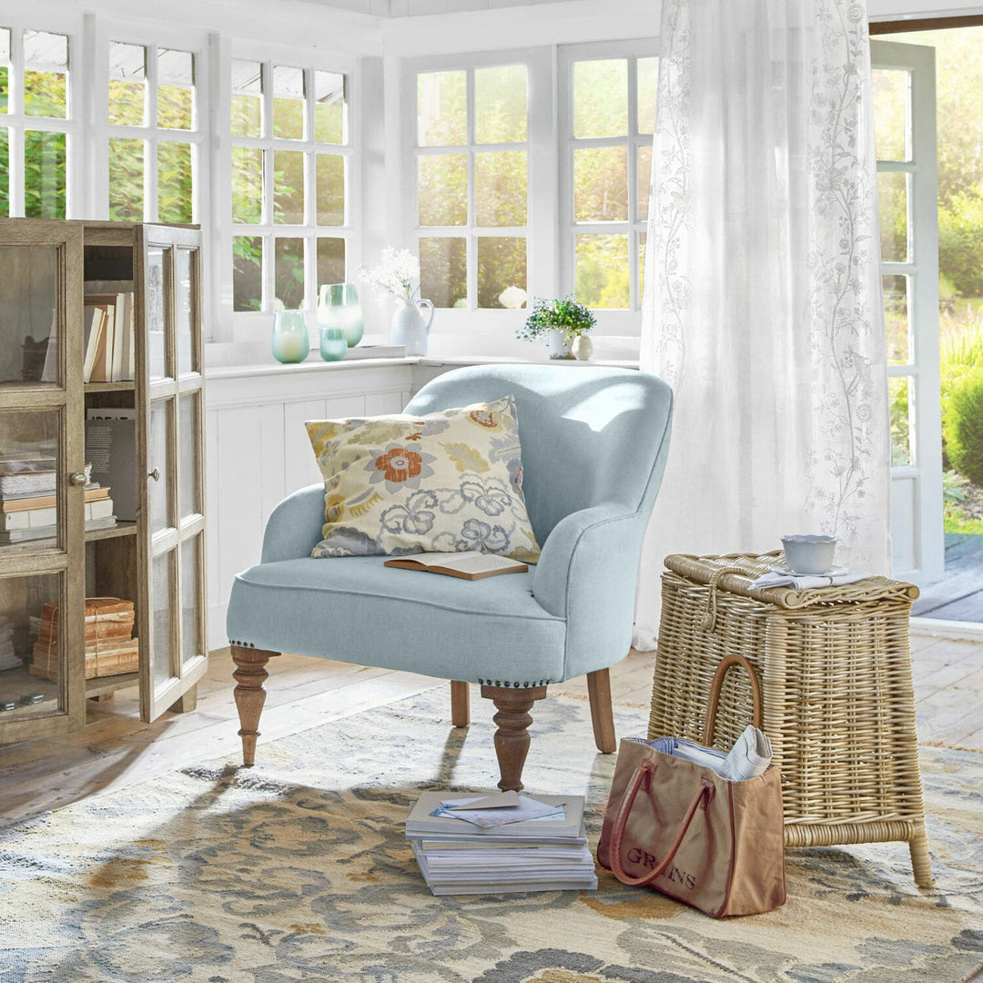 Fauteuil Ainsley bleu ciel en tissu pieds bois — photo produit