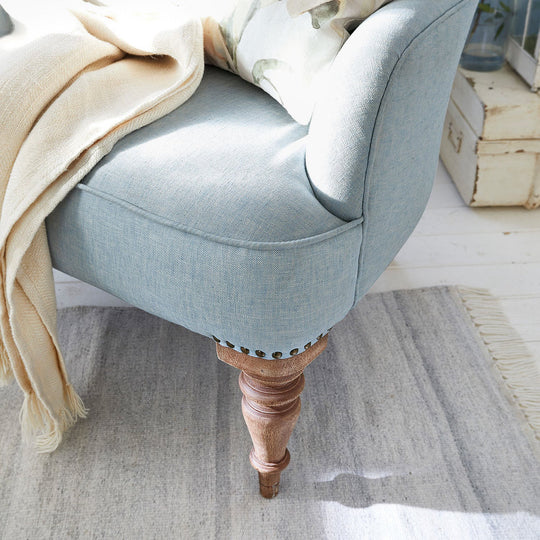 Fauteuil Ainsley bleu ciel en tissu pieds bois — photo produit