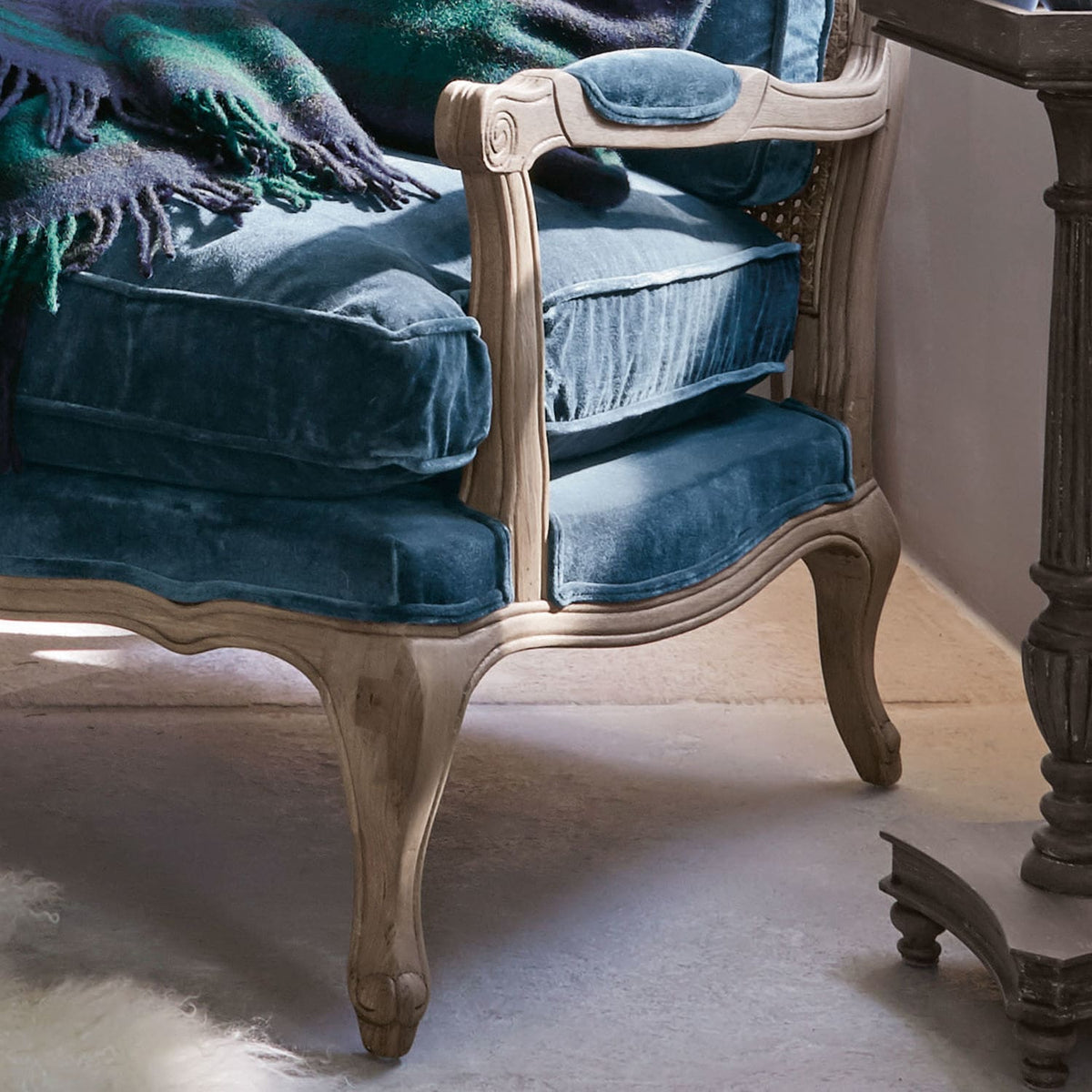 Fauteuil LOBERON Corlay en velours bleu — photo produit