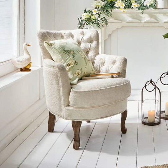 Fauteuil capitonné LOBERON Calgary en tissu bouclette crème — photo produit