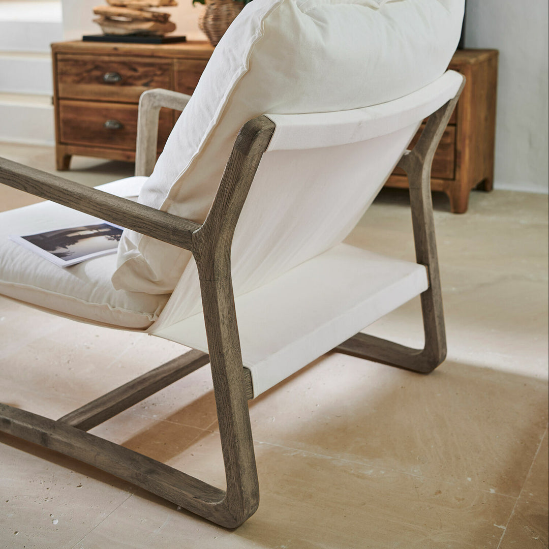 Fauteuil LOBERON Jowna en bois de chêne et tissu crème — photo produit